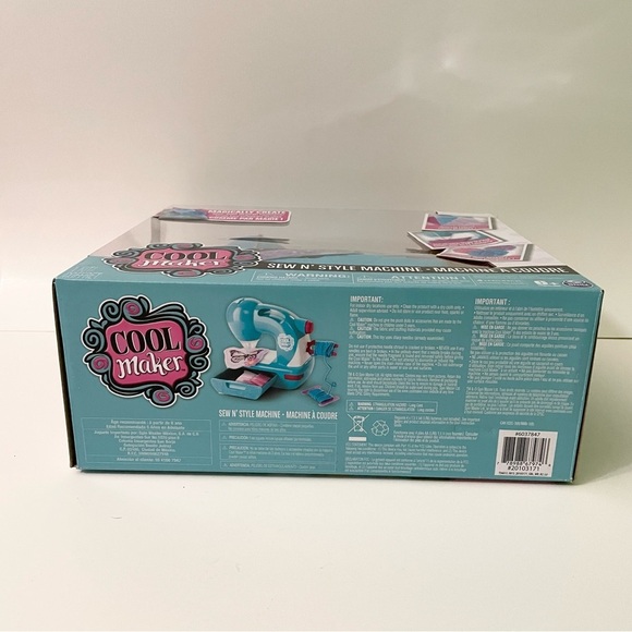 Cool Maker - Deluxe Sew N Style Sewing Machine with Pom Pom Maker Attachment - Picture 14 of 16